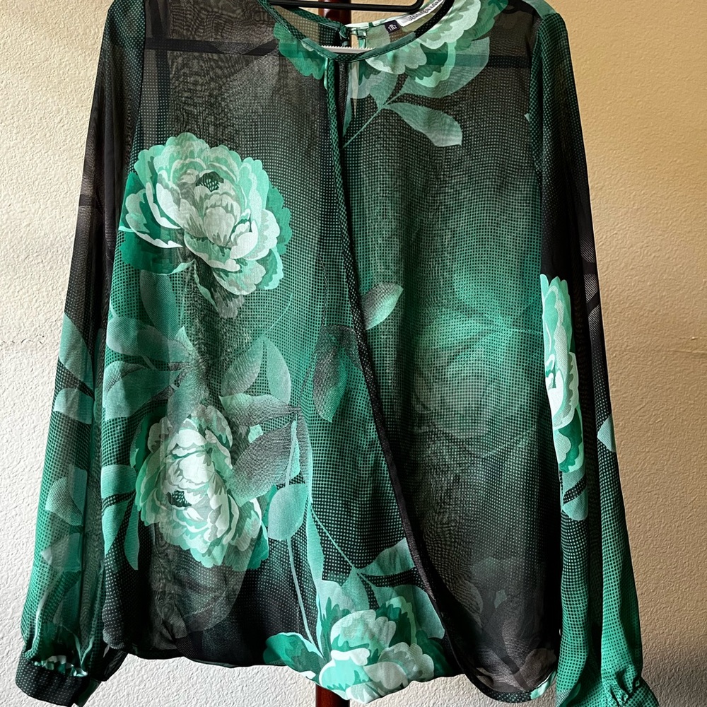 Jennifer Lopez Asymmetrical Green Blouse with Long Sleeves